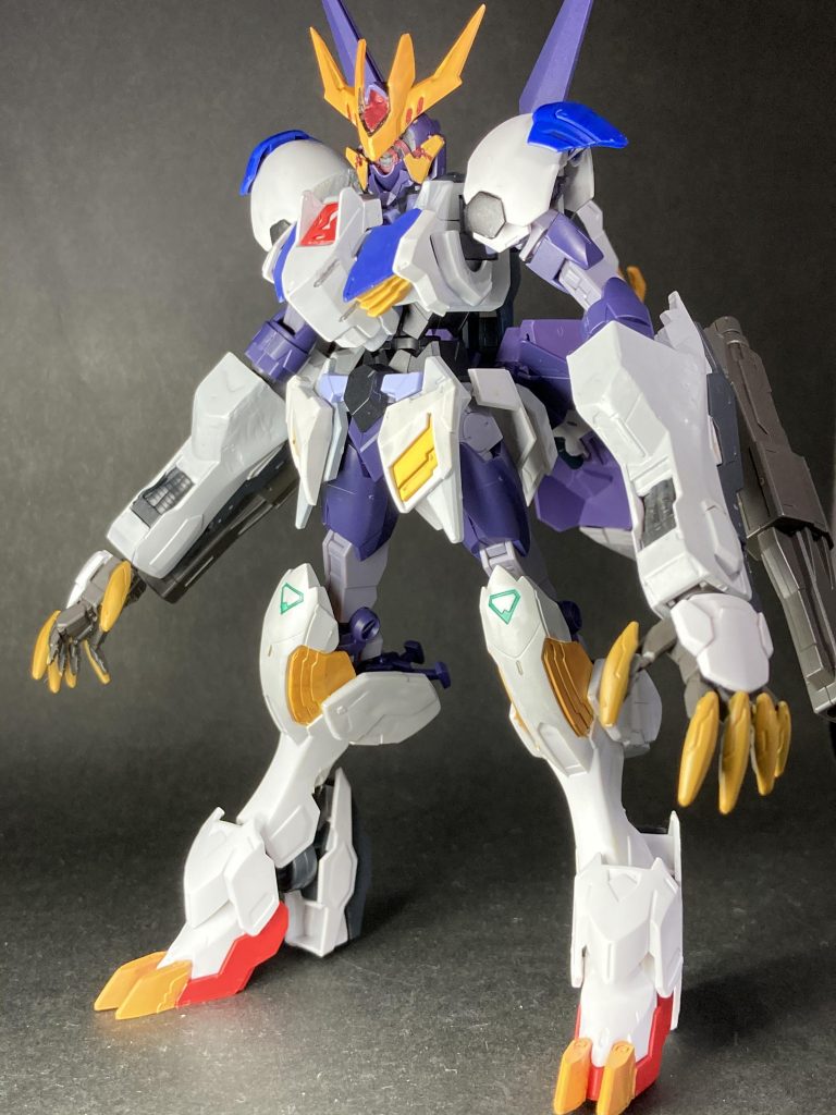 フェイクニューアーマーをベースにしてバルバトスのパーツを貼りつけて作成しています。頭部はアルスアースリィのヘッドを改造しています。