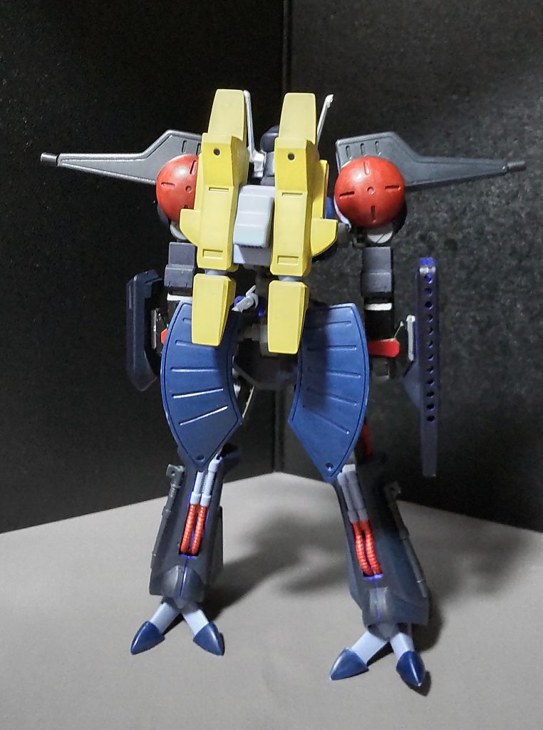 リアビュー背中のブースター(スーパーフロッサー)は本当はもう少し横幅が広いのですが、腕の(特に肩アーマー)可動域に干渉したので、少し狭めた状態で装着しました。