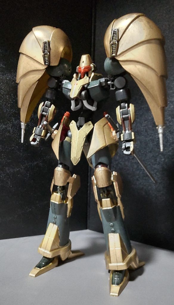 グリムゲルデのボディをメインに旧キットのオージェの装甲を、これまで作ってきた他の鉄血HMと同じ手法で仕上げました。また、オリジナル要素として、グリムゲルデのブレードを装備させました。