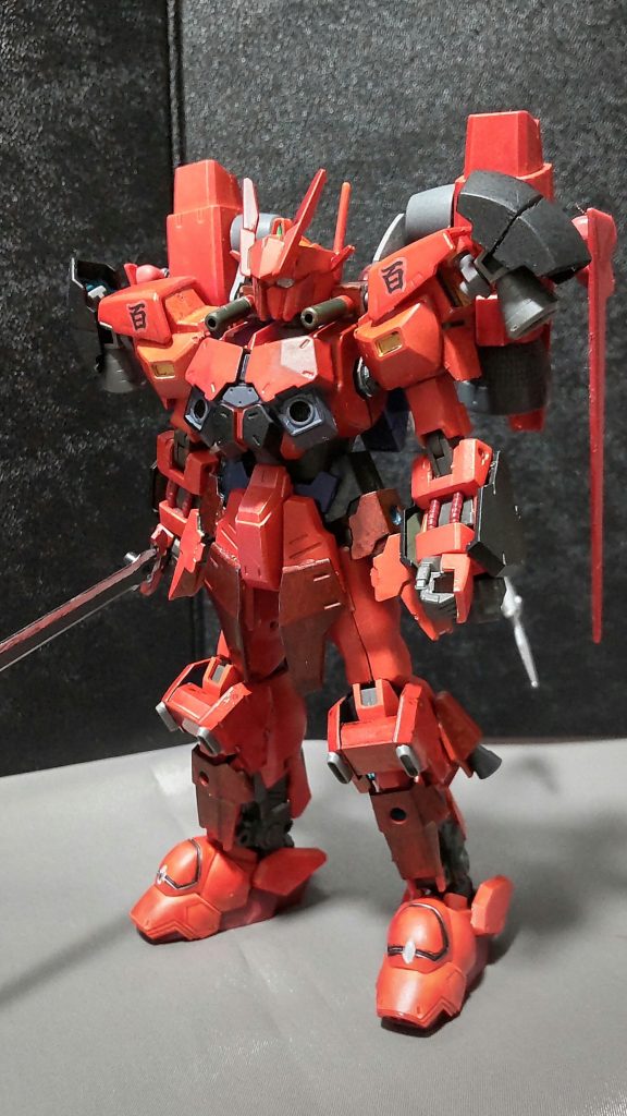 ○改造点について・頭部百式の頭部に30mmシリーズのマスクパーツを切り取ったのを付け、側面にwaveプラモのエンゲージ・オクターバーSR1の余剰パーツを付けました。・肩部ネモの肩パーツをベースに百式のサイドアーマーを取り付け、そこにグレイズの脚部パーツを改良して作った装甲を取付けました。・胸部首周りにジョイントパーツを2つ付け、そこに呂布トールギスの兜の髭パーツを装着し、ジョイントパーツの先端に銃口パーツを付けることにより、マシンキャノンを制作。胸部には30mmの装甲を取り付けてます。・腕部グレイズの肩アーマーを接着。そこにガンダムバルバトスの滑空砲の先端を接着しました。・腰部グレイズのサイドアーマーを取り付け、更に2枚ずつ追加で上から接着しました。スカートアーマーにグレイズリッターの肩アーマーの一部を接着しました。・膝部グレイズの肩アーマーを接着。片側面にスラスターを追加しました。・脚部ガンダムバルバトスの肩アーマーを接着しています。