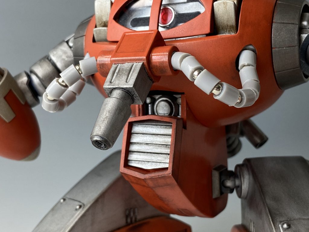 腰を分割し関節を入れることで腰の前後可動が可能になりました。反らせた時に露出する腹部分には適当にディテールを入れてます。腰前面のダクト部分は塗り分けしやすいようプラ板で作った物を塗装後貼り付けています。