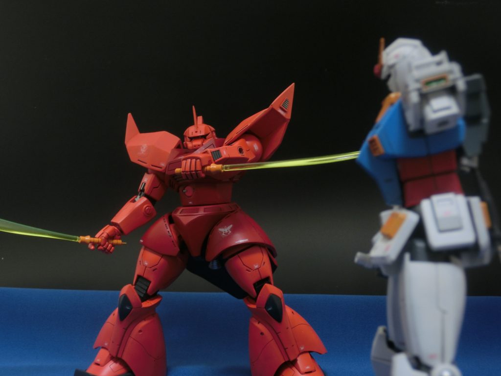 中期型ガンダムはアムロの反応速度についてゆけずに大負けしましたね。ゲルググのビーム薙刀は2つに切られますが、その後の二刀流の構えがかっこいい!!