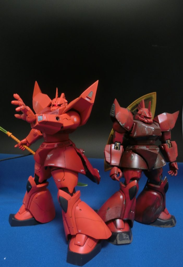 前作HGゲルググとの2ショットです。モノアイLED点灯しました。