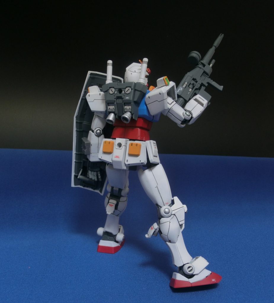 太腿の裏側は若干パテで盛ってます。