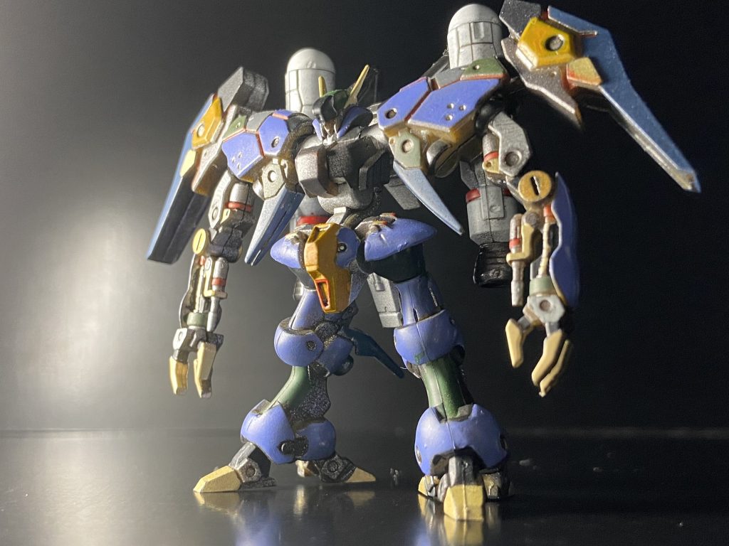 アオリで横から照らすと存在感と爽やかさが出ますね♪色はうるさくも寂しくもならない程度にカラフルに色数使ってます。すみれ色は好き^ ^