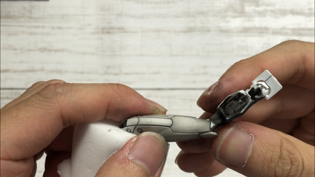 ウェザリングとしてはリアルタッチマーカーを全体に塗った後、メラミンスポンジで軽く拭き取っています。