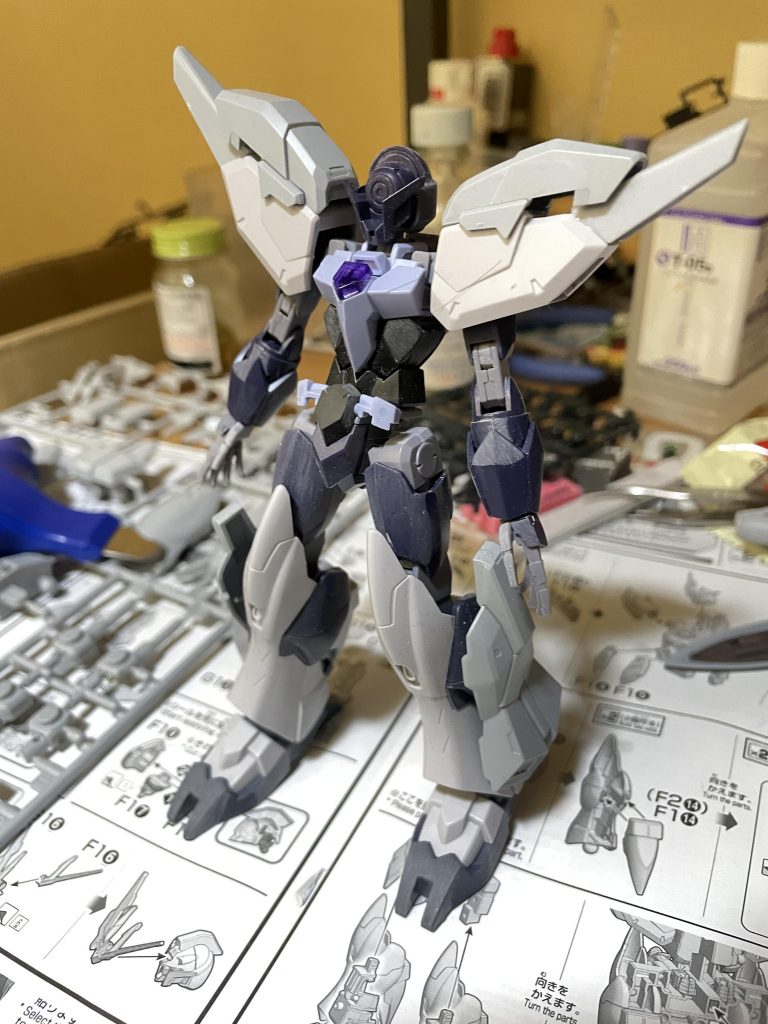 最初はアシンメトリーにする予定がなかったのですが、フェイクニューの頭部アンテナがかっこよかったので本体もそれに寄せようと試行錯誤しました。