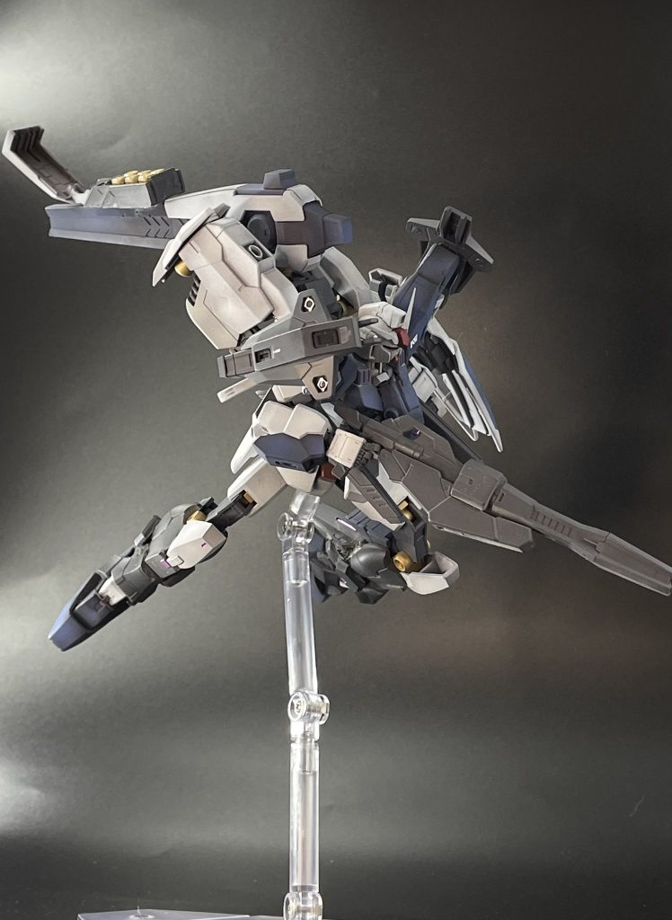 ミサイルポッドとプロペラントタンク、大型スラスターを兼ねた欲張り装備です