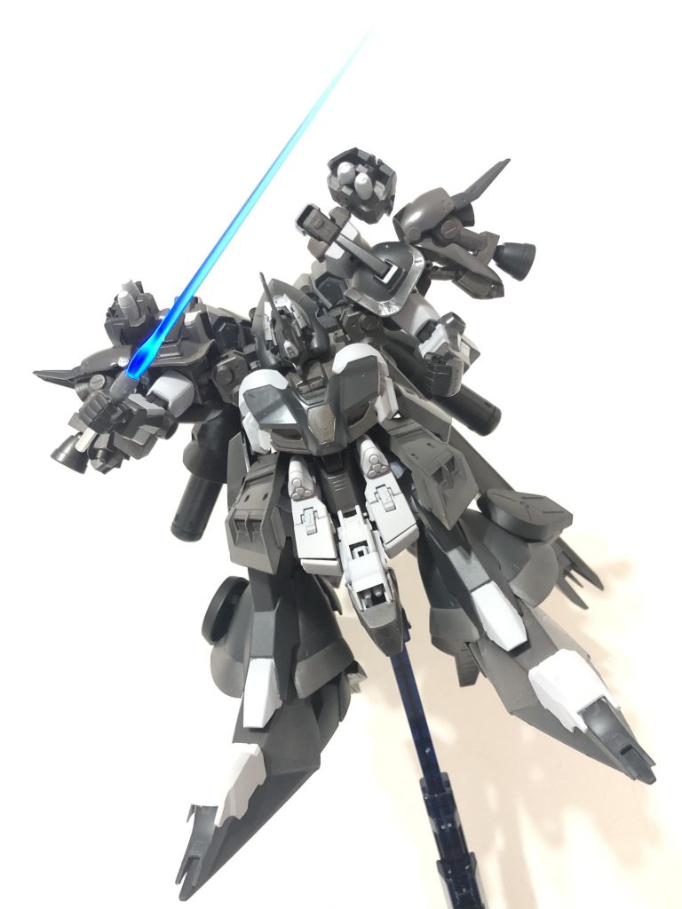 機体カラーを暗めのグレーメインにしたので、青いビームサーベルが映えます♪