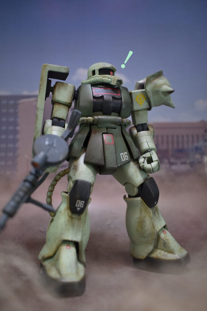 トゲ肩パットをパカっと開くと隠れジオンマークが…!