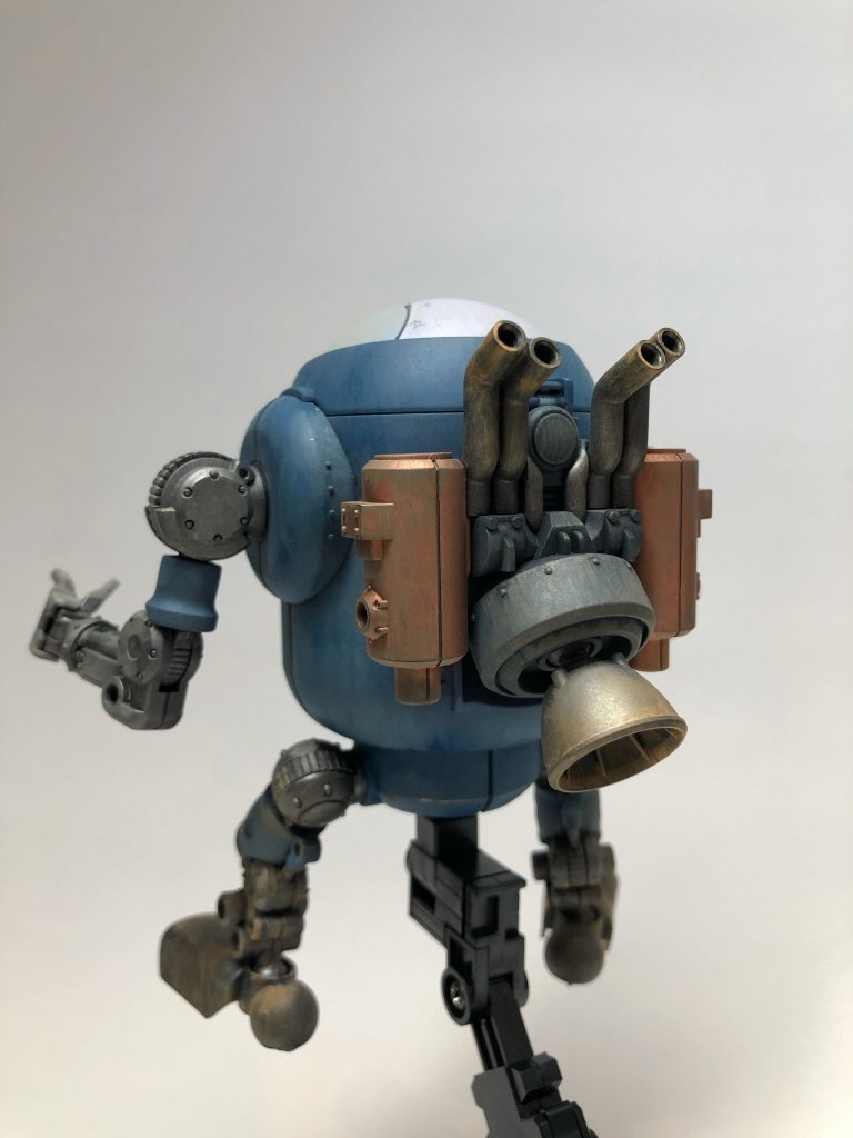 このキットのバックパック造形、お気に入りです。なんとなくスチームパンク感がありますね。