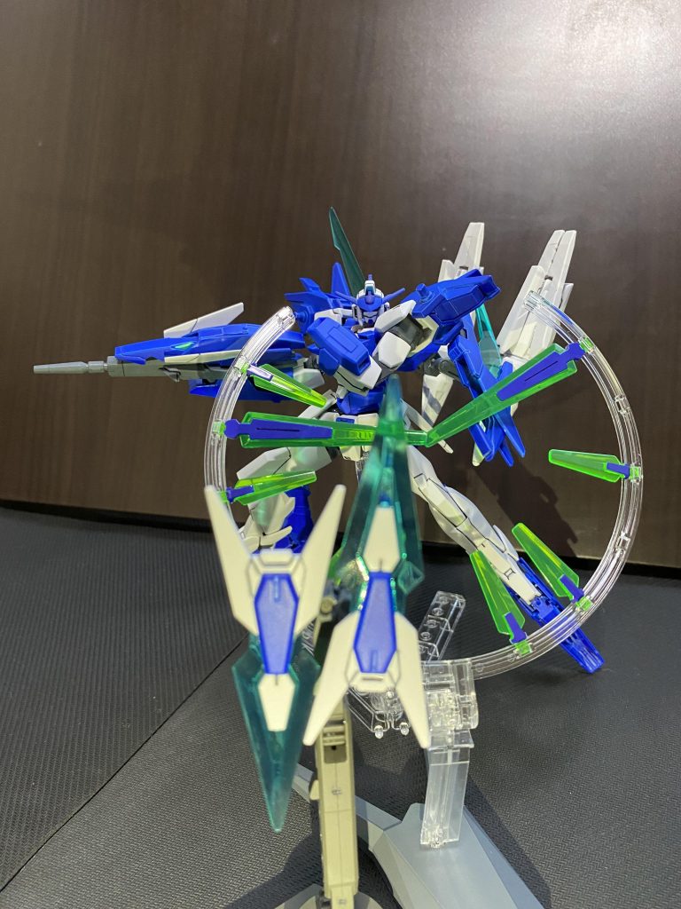 AGE-2マグナムのシールドを少しいじったシグルファンネル、こちらはCファンネルと合わせて主に自衛用に使用します。キョウヤは攻撃型の武装に振っていましたが、キオの戦い方を踏まえてより防御に振ったファンネルも必要かなと考え制作しました。