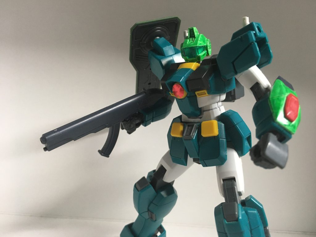 基本装備は右肩の実態シールド、ビームサーベル、ビームマシンガンです。