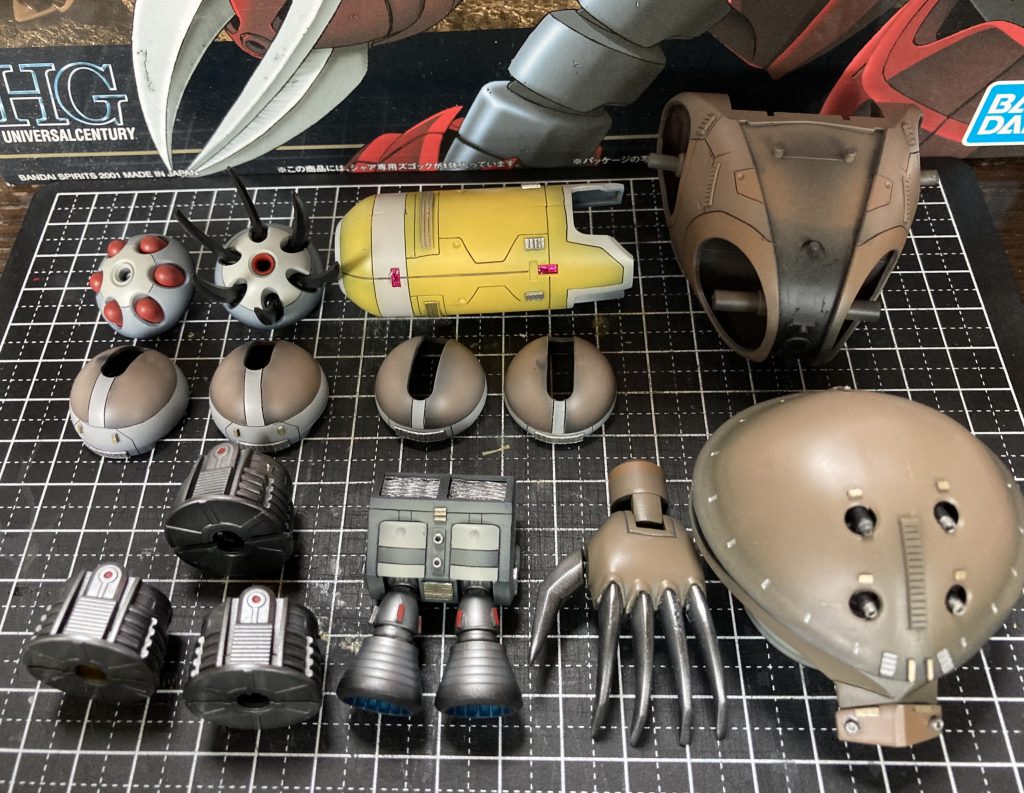 制作にあたって、過去作の余剰パーツの山から色々使っちゃいました(^O^)大活躍はハイゴックのハンドミサイルカバーですね！