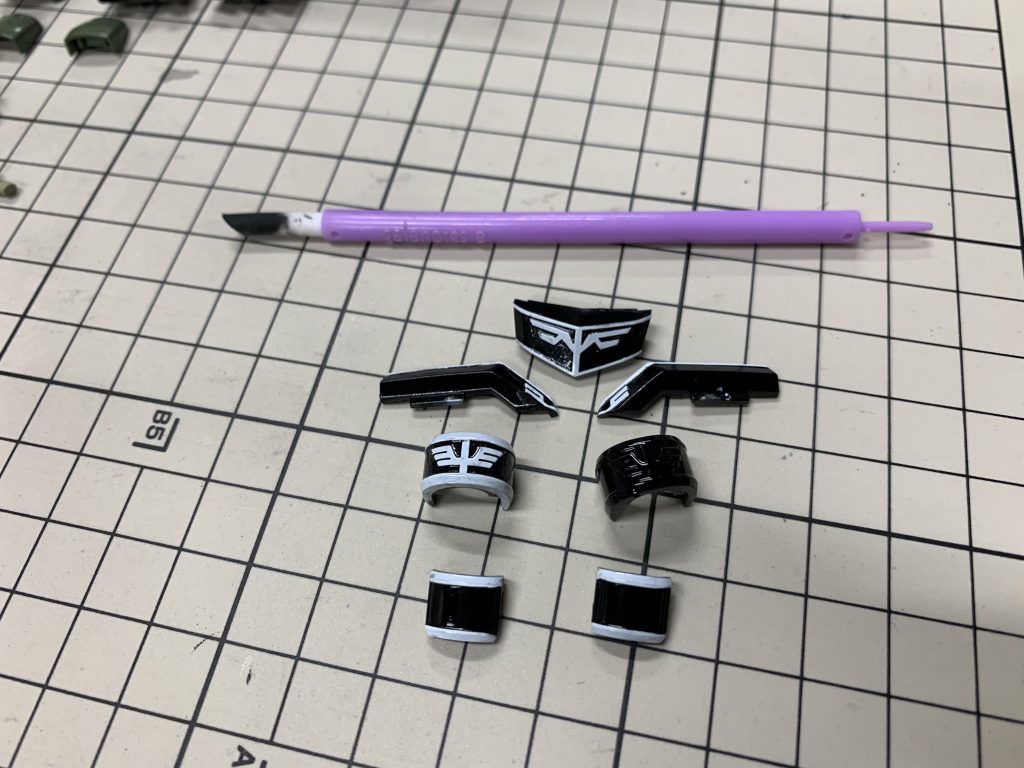 エングレービング部分はラッカーで白を塗装した後にEXクリアーで保護。その後エナメルの黒で塗りつぶし。ガイアノーツのフィニッシュマスターを使って100均のZIPPOオイルで拭き取りました。