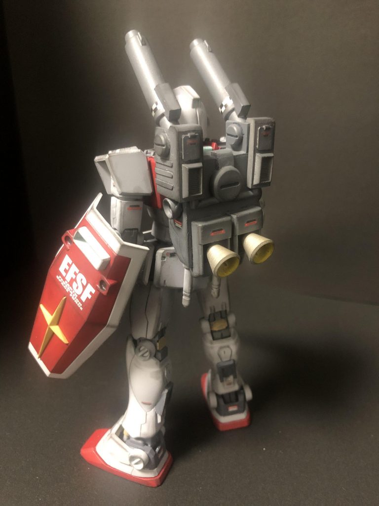 背面はビームキャノンを含めほぼスクラッチです。内部にボタン電池を内蔵しています。