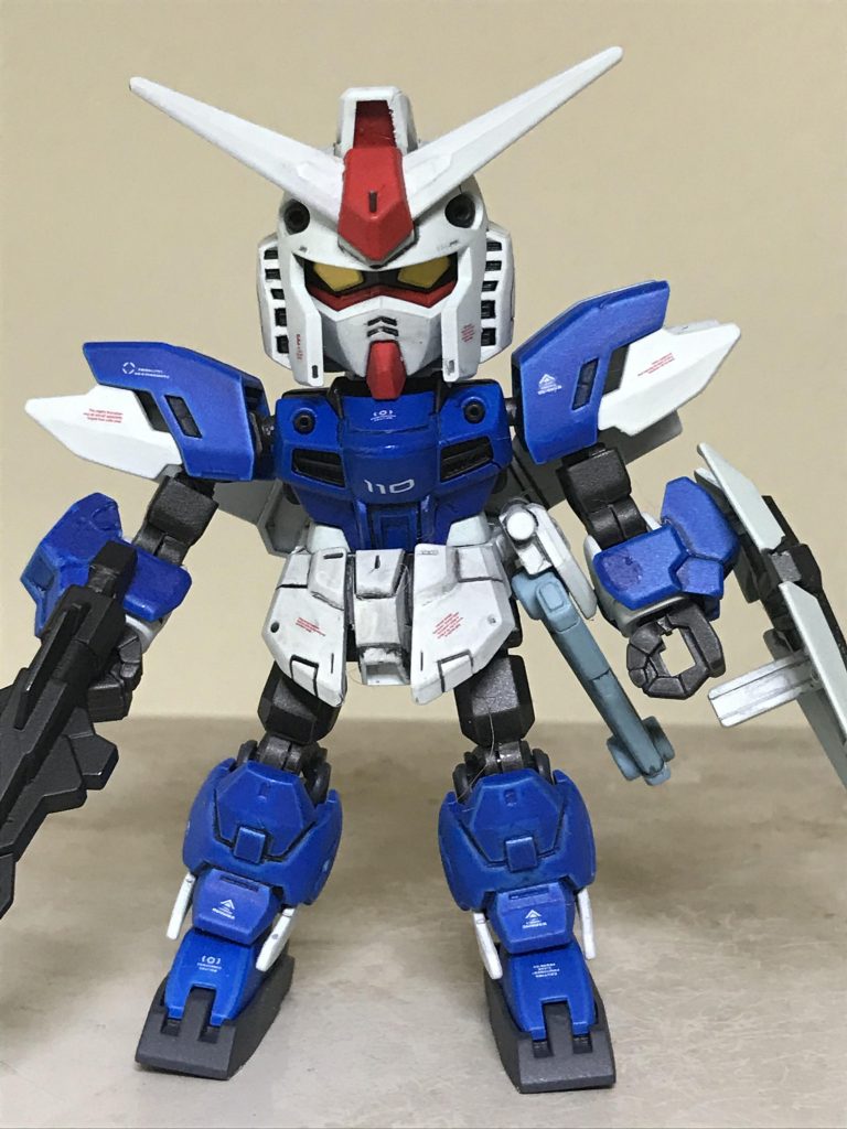 右腰には SDクロスシルエット フリーダムガンダムの MMI-M15 クスィフィアス・レール砲を 取り付けました。