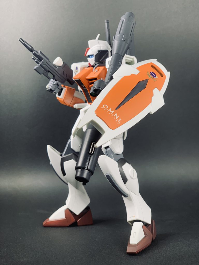 カラーリングは地球連合軍のノーマルパイロットスーツをイメージしたカラーにしてます。白もグランプリホワイトとクールホワイトにタンを混ぜてやや茶色にしてます。オレンジはガンダムイエローにエヴァヴァーミリオンとピュアアレンジと純色マゼンタを調色して作ってます