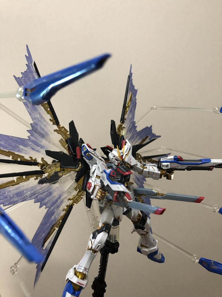 前回アップしたHG百式みたいにメッキシルバーnextを使って何度もトライしましたが今回は本当にダメでした😭 ですが完成してみると今回は依頼して正解だったのかと心が揺れています😥