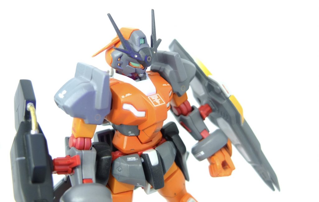 各所に蓄光素材のテープを埋め込んであるのである程度UVライトで照らしててあげると発光しますヘッドパーツのダクト内部が発光しているのが見えますかね？出来れば暗い所での撮影もすれば良かったかな…