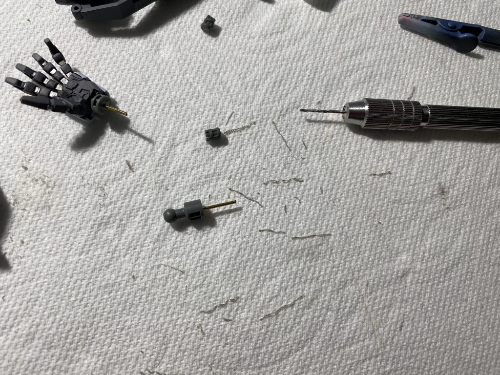 手の位置も変更しました。真鍮線を使用して差し替えてます。