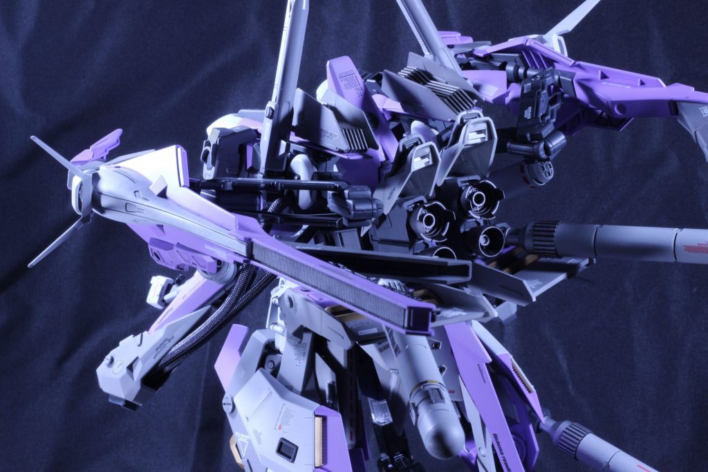 バーニアはフル装着し、フリーダムの肩パーツを付けて整合性を。もう完全にポージングはできませんが、そこは覚悟しました( - ̀ω -́ )✧脚から背中までを煽りで見ると我ながらヤバいです😆