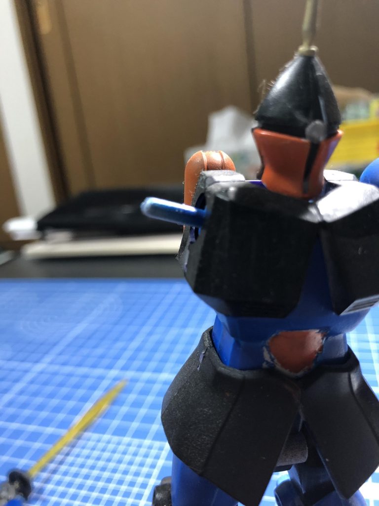 20年ほど前のガンプラなので接続部がこんな感じです。今、改めて見たら触るの怖い……