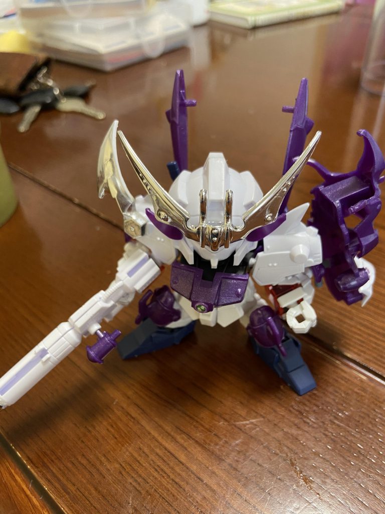 フェイスはそのままですが、兜については全体的な流線型フォルムに合わせて、前立てと吹き返しを炙って湾曲させました。慎重に少しずつ曲げております✨結晶も同じく曲げてます✨この作業で一気にウチの子感が出て、お気に入りになりました。笑