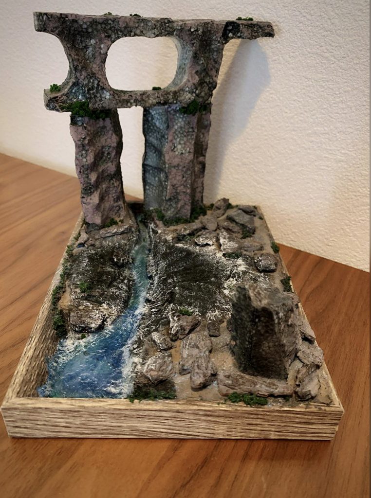 岩はバークチップ、モニュメントは発泡スチロールを使用し異なる素材感が出るよう意識しました。発泡スチロールは所々ジェットライターで炙り変形させています。