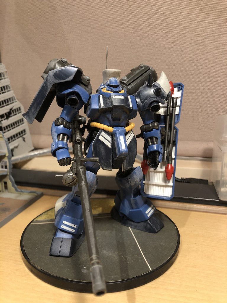 実はドーガ本体もフロントスカート厚み増し・脚部バーニア基部厚み増し・右ショルダーアーマー形状変更・左右シールド背面作り込み等など結構いじってます。