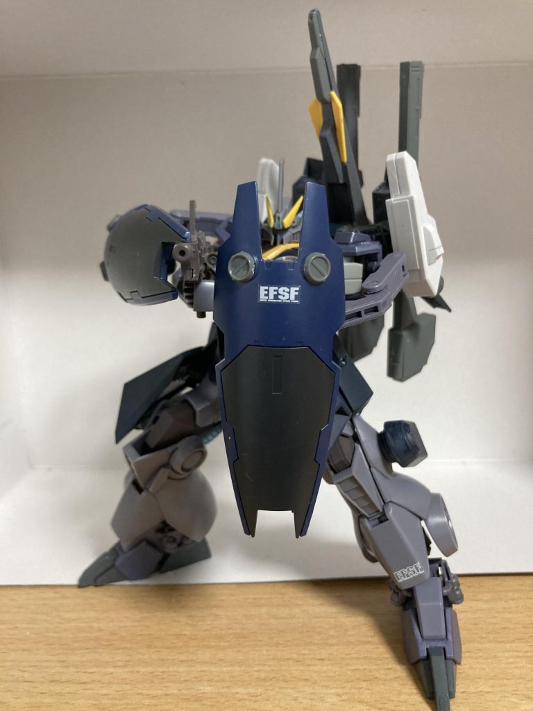 サブその2ディジェ(NT版)のビームライフルを腰のビームナギナタ用スロットにマウント出来るようにしましたまた両方についているシールドはRギャギャのシールド保持パーツを使用し、ある程度自由に位置を変えることも可能です