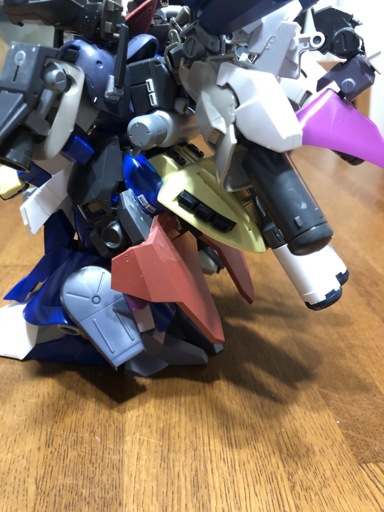 リアスカートはゼクアインにジオとメッサーのリアスカートを接続。リアスカート裏の太ももを支えるブロックはMGドワッジの余剰になるドムのパーツを使用。大型スラスターに繋がるプロペラントタンクは、グフフライトタイプの余剰パーツのノーマルグフの脚を使って延長しました。