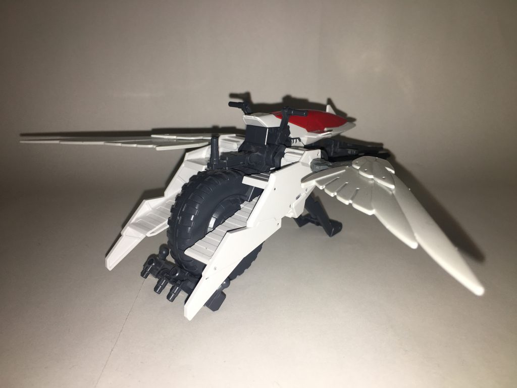 モビルチェイサー「アクイラ」、背面。アクイラには素材としてメテオホッパーを改造したものが使われているが、こちらは飛行距離を伸ばすために大型のウイングスラスターが設けられている。