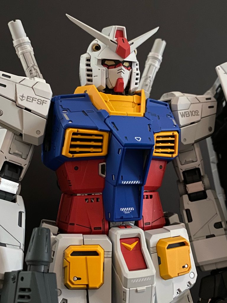 本体の発光ギミックは無視して、ツインアイはゴールド、胸部ダクト内部のクリアパーツはグレーで塗装しています。