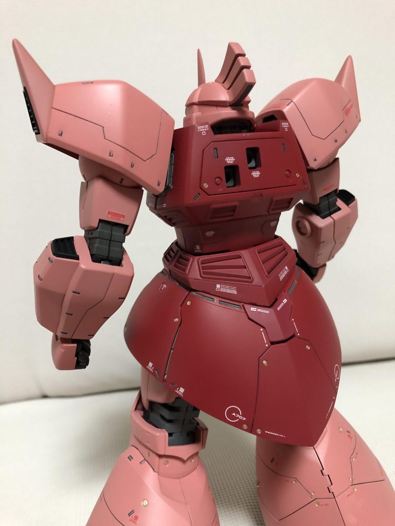 デカールを貼って艶消しクリアーで整えてます