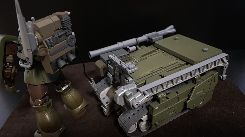 エミリ・ラングハイム中尉は、地球のジャパンで生まれ育っている。その為、難しい日本語を会話内にうまく組み込み話すのだが、これによって上官などは出来る人間だと思っている節がある。「なさけはひとのためならず」が信条(当然、正しい意味で理解している)。地上に残ってからはあまり階級にこだわっておらず、特に戦闘時などはフォルカー・エンデ少尉らに一任している。部隊の皆を家族として思っている。そして、それは部隊の皆も同じある。