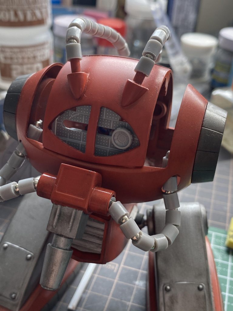 プラ板で作ったモノアイレールを設置したところ。カバーは透明プラ板を切り出して裏から貼ってます。