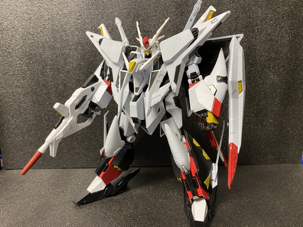 ビームライフルとシールドもそれっぽいカラーで塗ってあります。