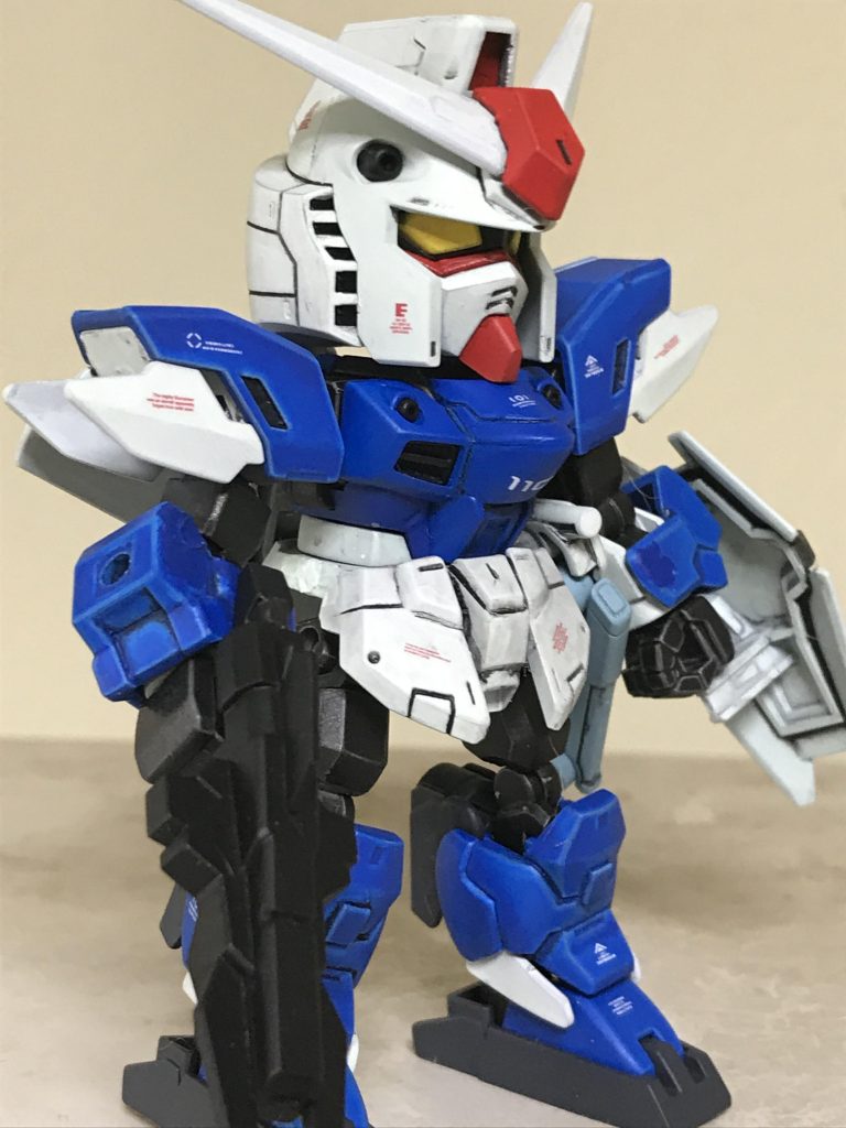 頭部は SDクロスシルエット ガンダムRX78-2・パーツ 両腕と両足は アースリィーガンダムパーツ・胴体は フリーダムガンダムのパーツを使用して 制作しました。