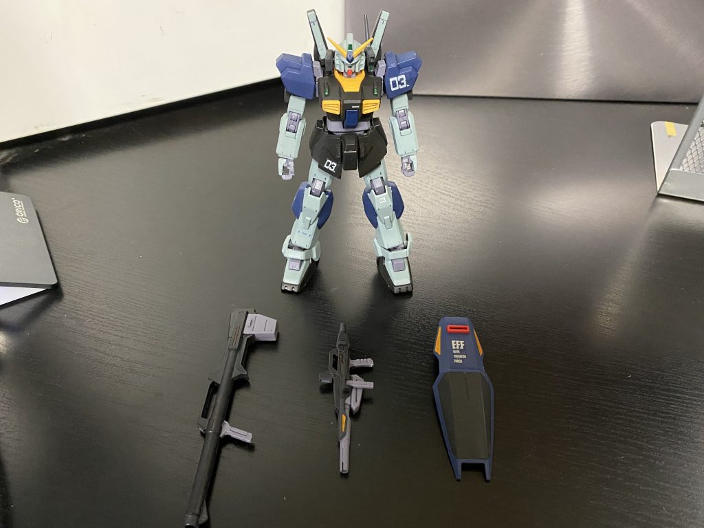 武装全体アピール写真は少し加工入れてるので、実際の色合いはこちらの感じです。塗装は缶スプレーで、ライトニングガンダムのカラーを参考に、ライトブルーかなんかを使って、その後つや消しトップコートかけました。