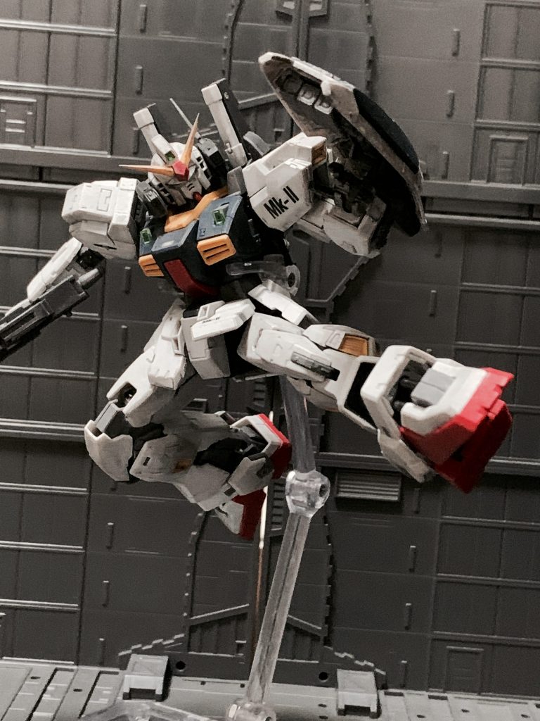 印象強い蹴りポーズで〆。