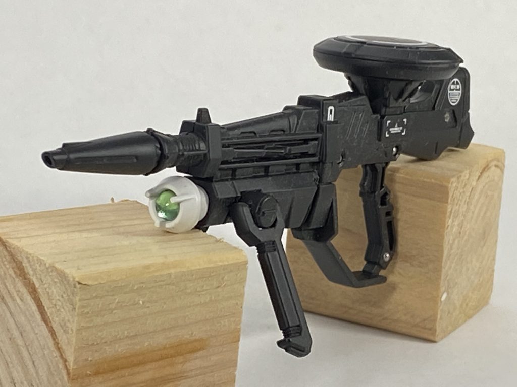 ビームライフルもメタルボール埋込みとグリーンレンズを使用しディテールアップしています。