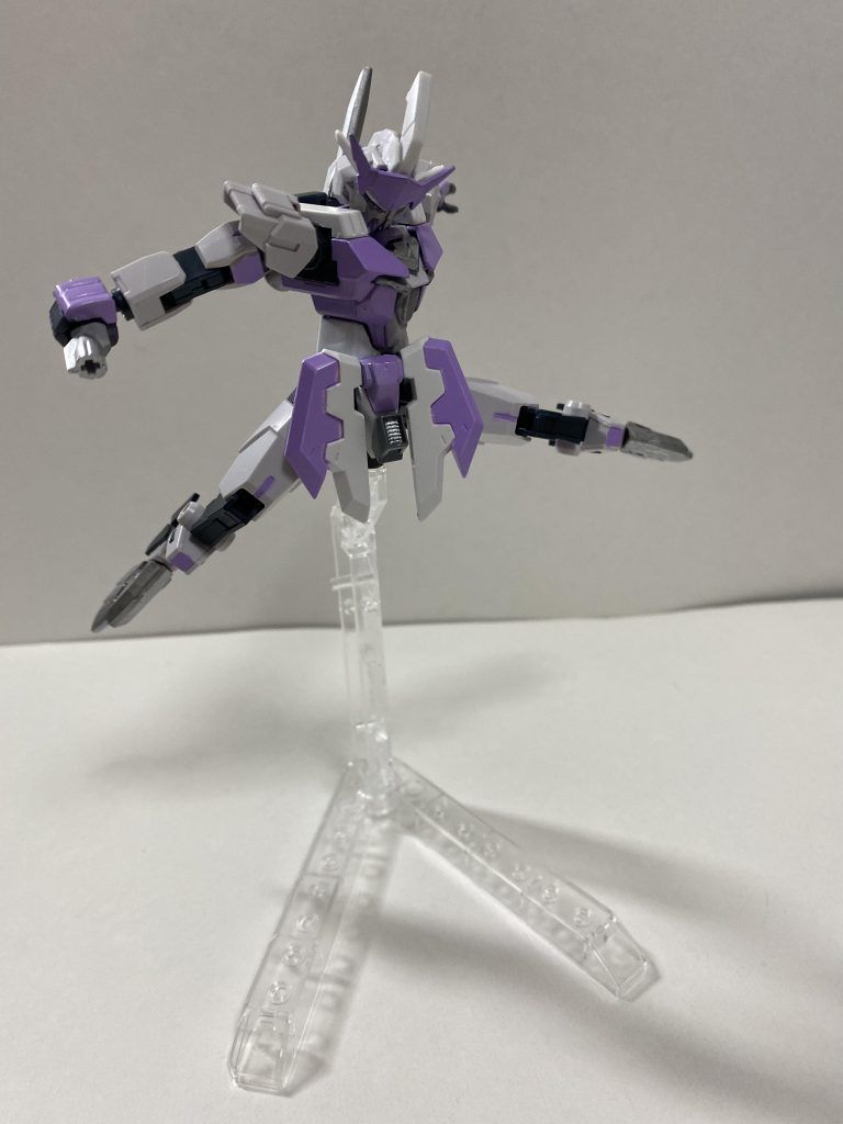 ビームサーベルのグリップや脚部ブレードは超硬度金属製なので、エネルギー切れ間近になるとナイフや鈍器として使用される事がある。 以上で機体の説明を終わります(*^▽^*)以降は各形態のお気に入りのポージングを載せたいと思います(*´꒳`*)