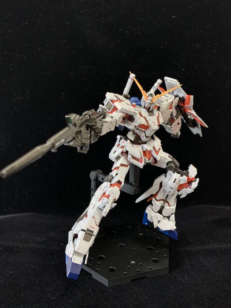 RGという事で、パーツ点数の多さも驚きましたが、デカールの量と細かさには驚きました。ポロリが結構多いとの話をよく聞きますが、全パーツをクリアでコーティングしたせいか、逆にハメが固くなり、ポロリはあまりありませんでした。セリアのパウダーもなかなか面白い色素材だという事も分かったので、他の色のパウダーも使ってみたいですね。