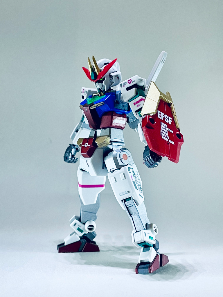 コアガンダムは太もものディテールアップと首を1ミリ延長。頬を削り込んでやや小顔にしています。