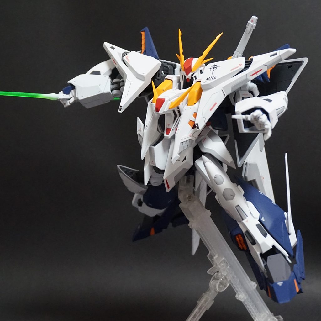 ビームサーベルを構えて