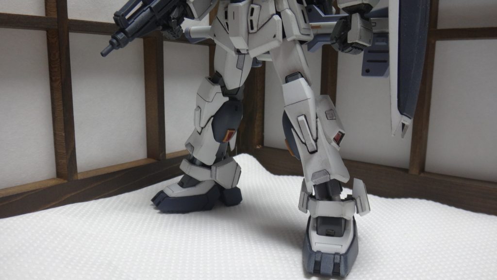 元のベースのキットは、HGUCガンダムマーク2(フライングアーマー付)ので、エゥーゴカラーだったと思うのですが、塗装はがしてたら、ティターンズカラーのパーツができたり、こんなところ、幅増し改造してたんだー、憶えていないわーwww