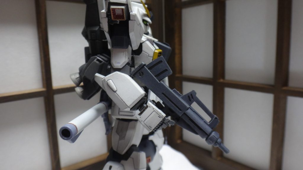 マーク2のビームライフルは手元にないので、マーク2の世界観に合うようなライフル(マシンガン)を装着スジボリの追加、エッジを出したり、ちょっと改造するつもりが、気になるところを手を加えて行ってしまい、大改修・・・完成しないパターンになる・・まえに、踏ん切りつけて、何とか塗装完成させました。(雑なところが残ってるけど、完成しないよりはマシということで)