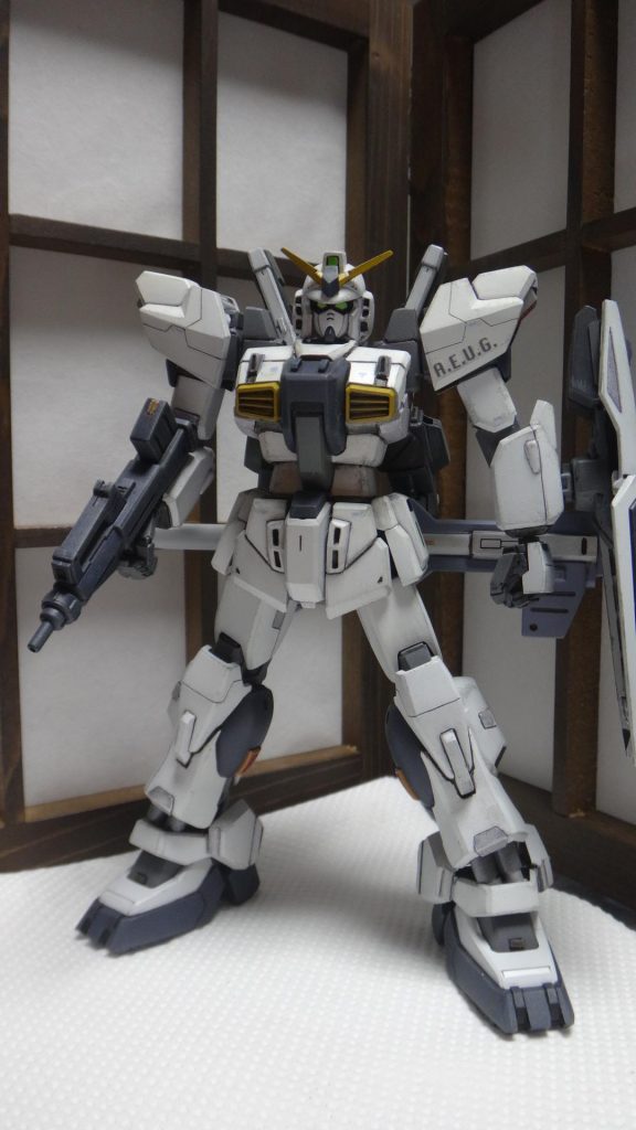 肩パーツの手直し・・・しようとしたけど、改造前の元々のマーク2の肩に復元改造は諦め…100万式(メガシキ)作成した時の余剰パーツ(デルタガンダム?)の肩パーツをベースにしました。形状は百式に近いものを、プラ板貼って削って、マーク2らしい形状に変更塗装は、νガンダムとユニコーンをイメージした配色