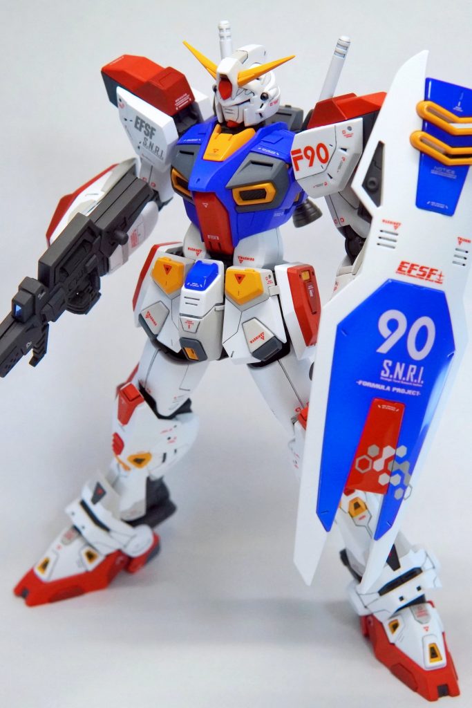 胸部首元の黄パーツ、腰部の青パーツ、シールドの赤と青パーツのみ光沢仕上げにしてみました。ちょっとしたアクセントになっているでしょうか。